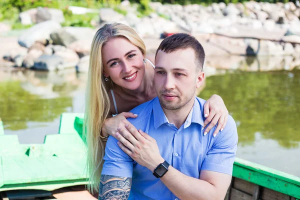 Portret van jonge mooie paar zitten in oude boot — Stockfoto