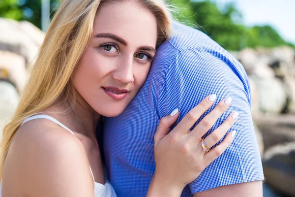 그녀의 남자 친구를 포옹 하는 아름 다운 여자의 초상화 — 스톡 사진