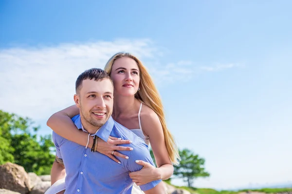 Ritratto romantico delle coppie felici nell'amore sulla spiaggia di estate — Foto Stock