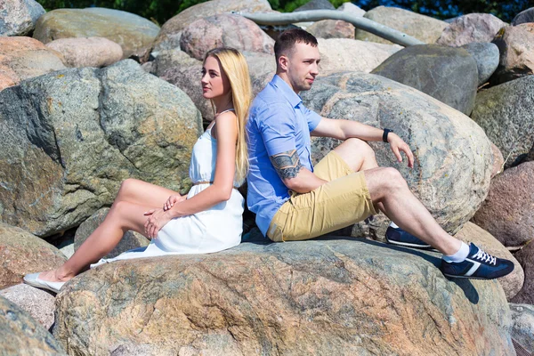 Romantisch portret van gelukkige paar verliefd zittend op steen — Stockfoto