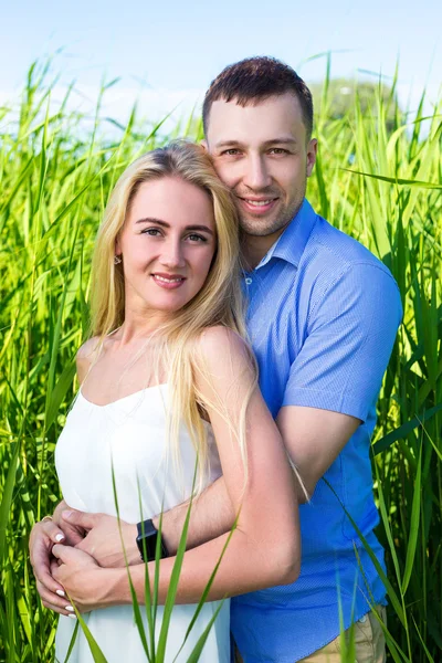 Retrato de hermosa pareja en la hierba verde — Foto de Stock