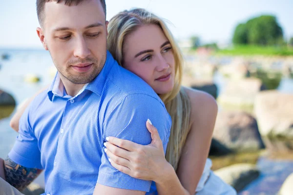 Porträt der schönen Paar in Liebe auf felsigen Strand hautnah — Stockfoto