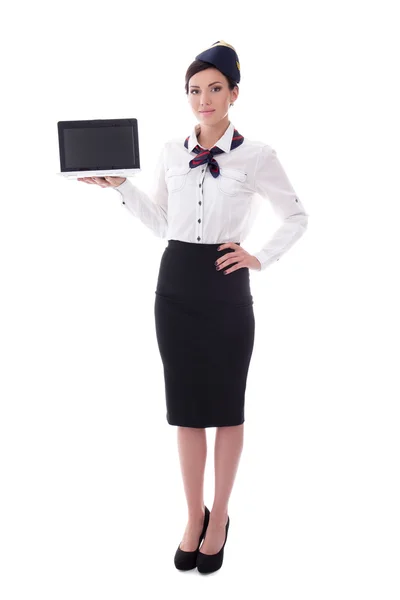 Retrato do comprimento total do jovem aeromoça apresentando laptop com bla — Fotografia de Stock