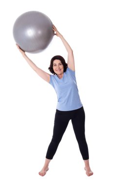 mutlu olgun kadın ile egzersizleri yapıyor tam uzunlukta portresi 