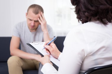 Sabırlı ve kadın doktor genç üzgün adam 