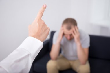 öfkeli patron ofiste kötü işçi ateş