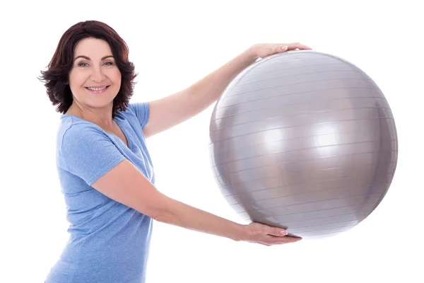 Portrait d’une femme mature sportive avec ballon de fitness isolé sur le patrimoine mondial — Photo