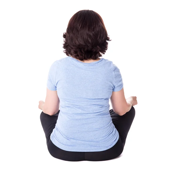 Widok z starsza kobieta siedzi w jogi na białym tle tyłu — Zdjęcie stockowe