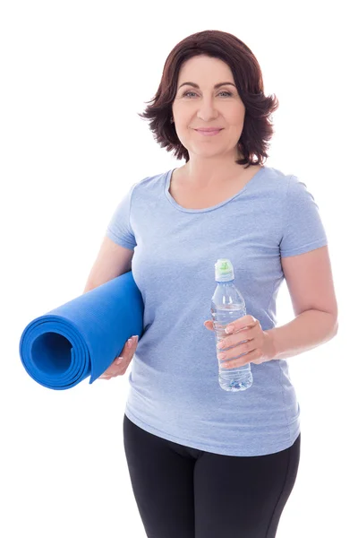 Donna matura in abiti sportivi con stuoia di yoga e una bottiglia di acqua iso — Foto Stock