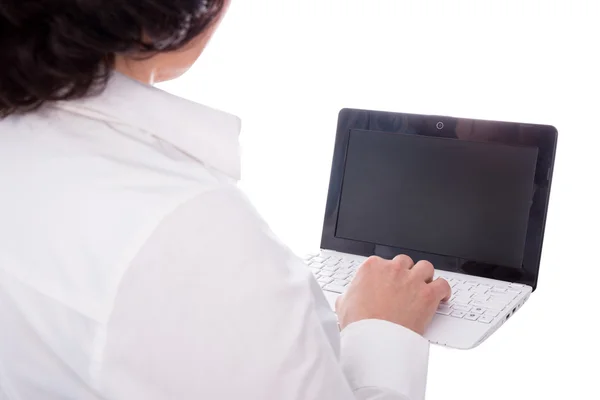 Ordinateur portable avec écran blanc dans des mains féminines isolé sur blanc — Photo
