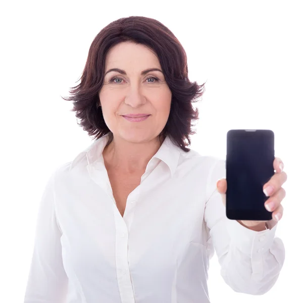 Mujer madura mostrando de teléfonos inteligentes con pantalla en blanco aislada en w — Foto de Stock