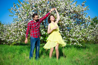 genç güzel çift çiçek açan bahçede eğleniyor