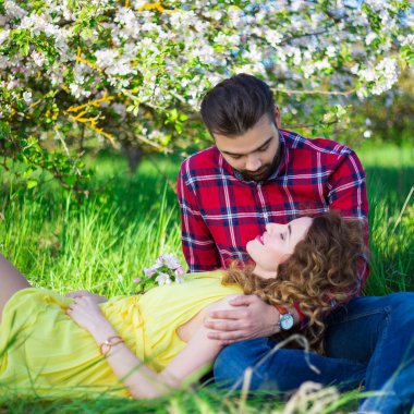 kız arkadaşıyla parkta genç adam