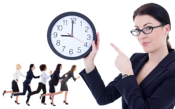 Conceito de prazo - jovem mulher segurando o relógio do escritório e seu runn — Fotografia de Stock