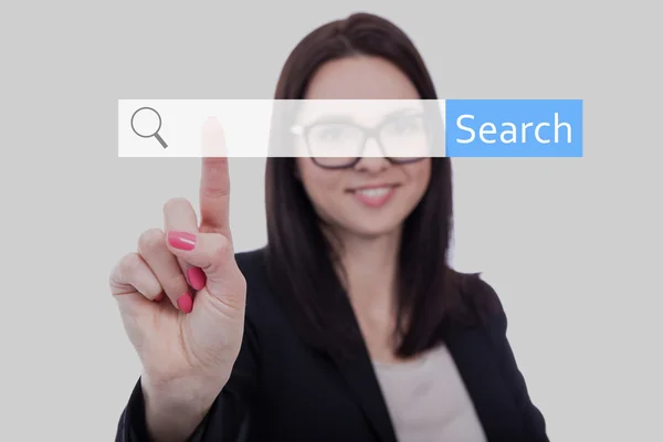 Mujer de negocios buscando algo en internet — Foto de Stock