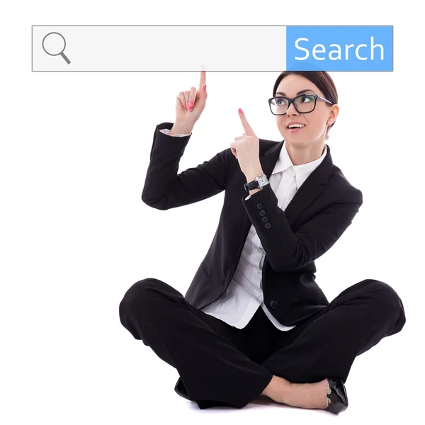Mujer de negocios hermosa joven sentada y apuntando a ba de búsqueda —  Fotos de Stock