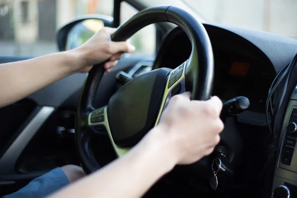 Mani maschili del conducente che tengono il volante — Foto Stock
