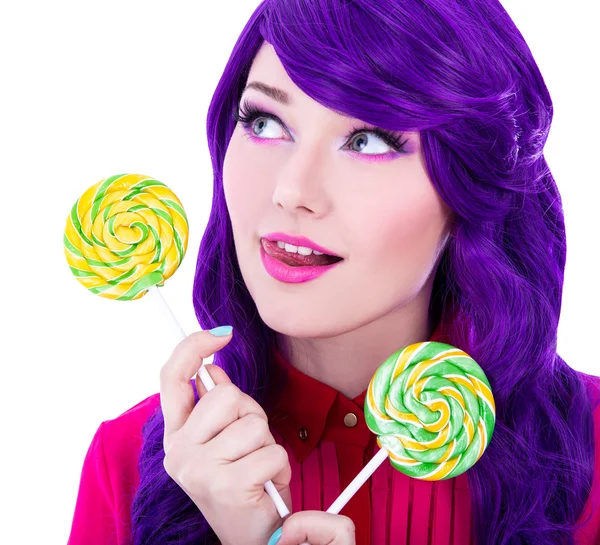 Portrait de femme rêve aux cheveux violet et colorfu de près — Photo