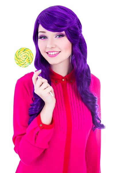 Hermosa mujer con peluca de pelo púrpura sosteniendo lollipop colorido —  Fotos de Stock