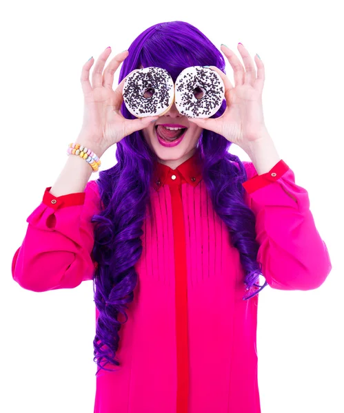 Überrascht Frau mit lila Haare, die ihr die Augen mit Donuts ich — Stockfoto