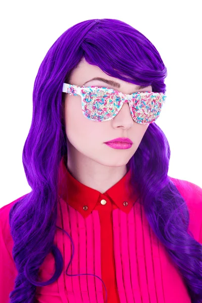 Mulher bonita com cabelo roxo e óculos abrangidos pelo colorido — Fotografia de Stock