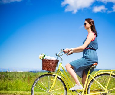 kaygısız güzel kadın binicilik vintage Bisiklet yan görünüm