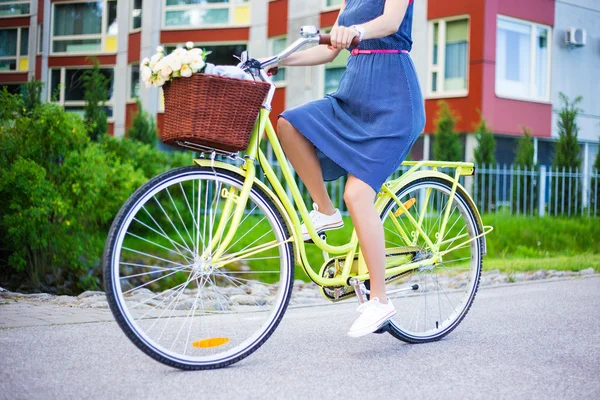 Mulher de vestido vintage bicicleta com cesta — Fotografia de Stock
