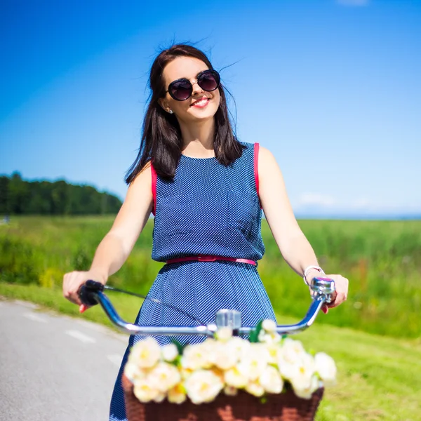 Fröhliche unbeschwerte Frau Reiten Vintage Fahrrad — Stockfoto