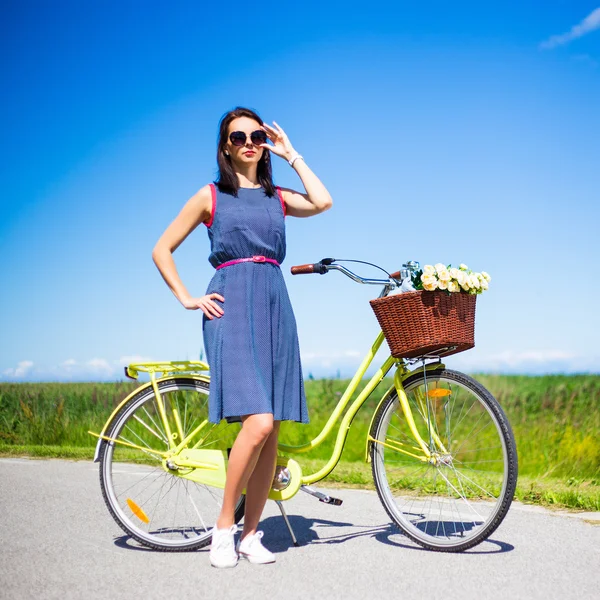 Glückliche Frau posiert mit Retro-Fahrrad auf der Straße — Stockfoto