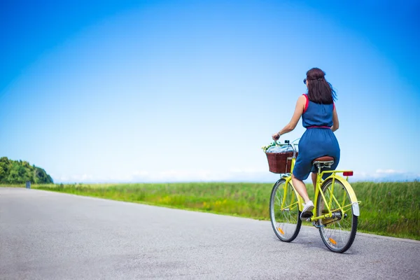 Ταξίδια έννοια - ΠΙΣΩ ΟΨΗ γυναίκα ιππασία εκλεκτής ποιότητας ποδηλάτων με — Φωτογραφία Αρχείου