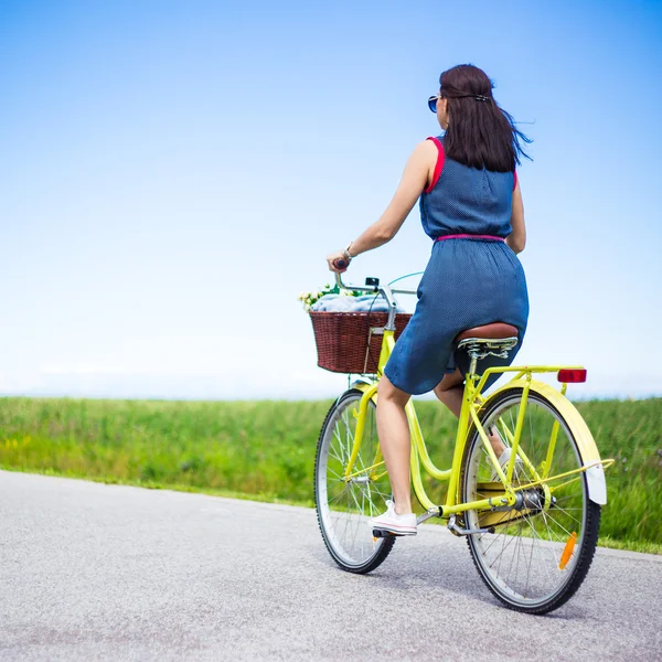 Rückansicht des Frau Reiten Vintage Fahrrad in Landschaft — Stockfoto