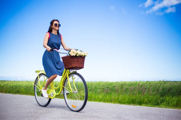 Reisen Sie Konzept - glückliche Frau Reiten Retro-Fahrrad auf Land — Stockfoto