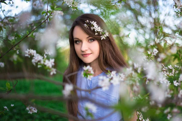 만개 벚꽃 정원에서 산책 하는 젊은 여자 — 스톡 사진