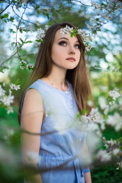 Portrét mladé ženy sní v zahradě Kvetoucí třešeň — Stock fotografie