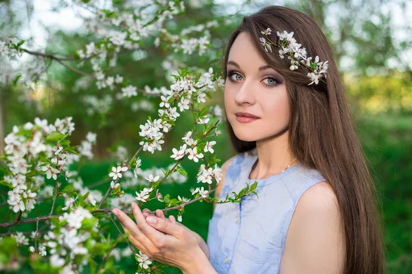 Heureuse femme qui pose en floraison d’été jardin — Photo