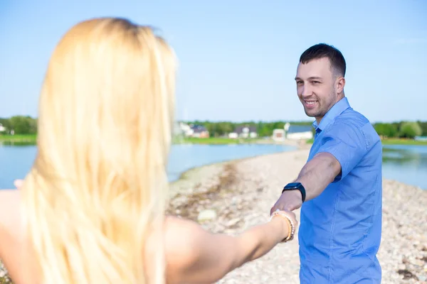 Portret van mooie paar in liefde lopen op zomer-strand — Stockfoto