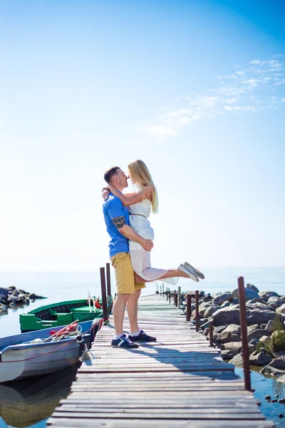 Pé de casal lindo jovem romântico no cais — Fotografia de Stock