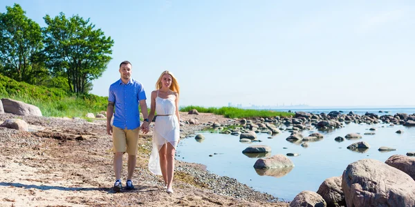 Casal feliz andando na praia de verão — Fotografia de Stock