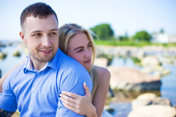 Portret piękne para zakochanych na kamienistej plaży — Zdjęcie stockowe