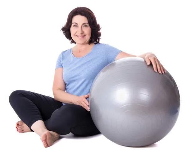 Glad mogen kvinna med fitness boll isolerad på vit — Stockfoto