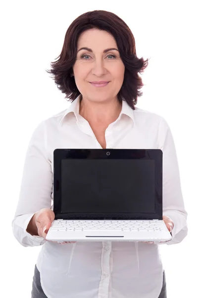 Portret van prachtige volwassen zakenvrouw toont laptop met — Stockfoto