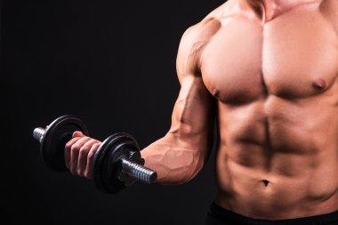 kaslı adam dumbbell ile gri yapıyor yakın çekim