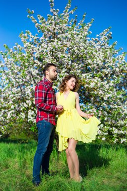 Park'ta yürüyordunuz genç güzel Çift