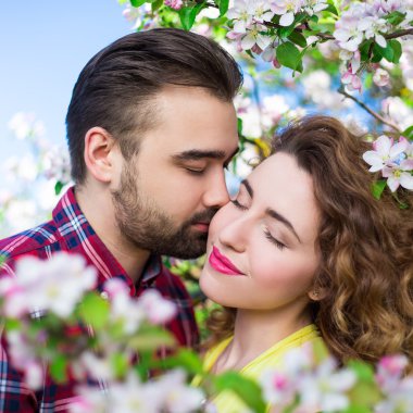 sevgi ve şefkat - yakın güzel çift öpücük portresi