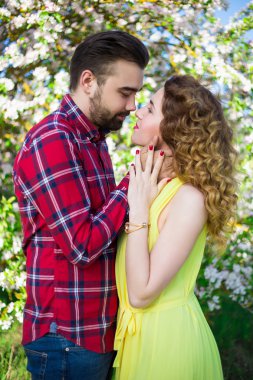 genç güzel çift çiçek açan bahçede öpüşme