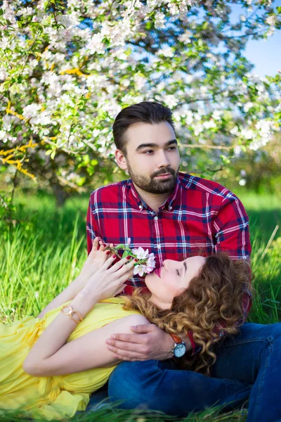 Genç ve güzel bir çift parkta oturuyor. — Stok fotoğraf