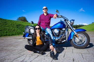 Genç çift Retro Motosiklet ile poz