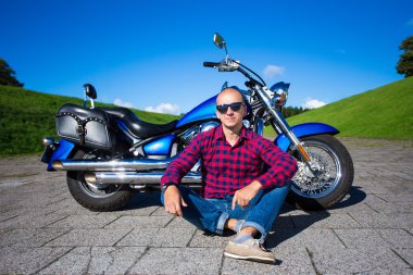 yakışıklı delikanlı ve retro motosiklet