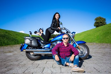 genç yakışıklı adam ve seksi kadın vintage Motosiklet ile poz