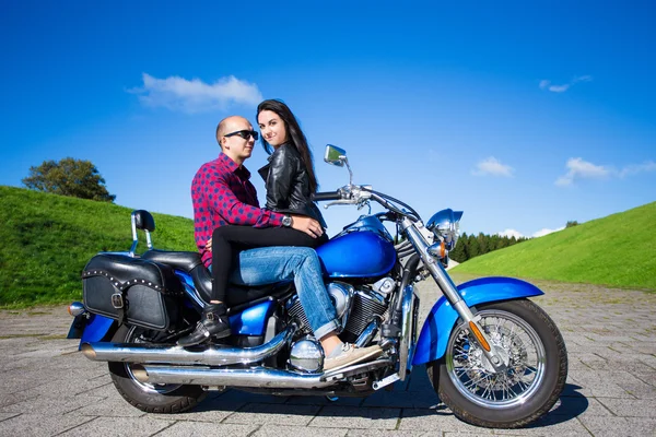 Schönes paar sitzen auf Retro-Motorrad — Stockfoto